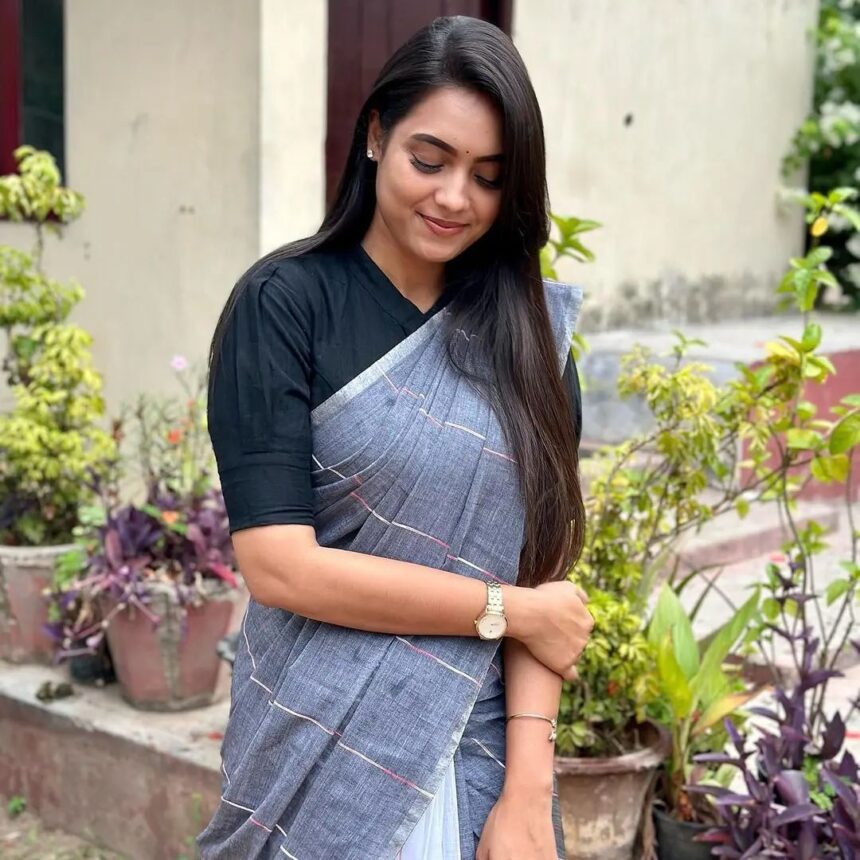 How to Style Formal Blouse Design with Sarees Front and Back ...