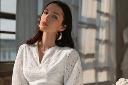 From puff to power sleeves – redefine elegance with our trending designer blouse designs