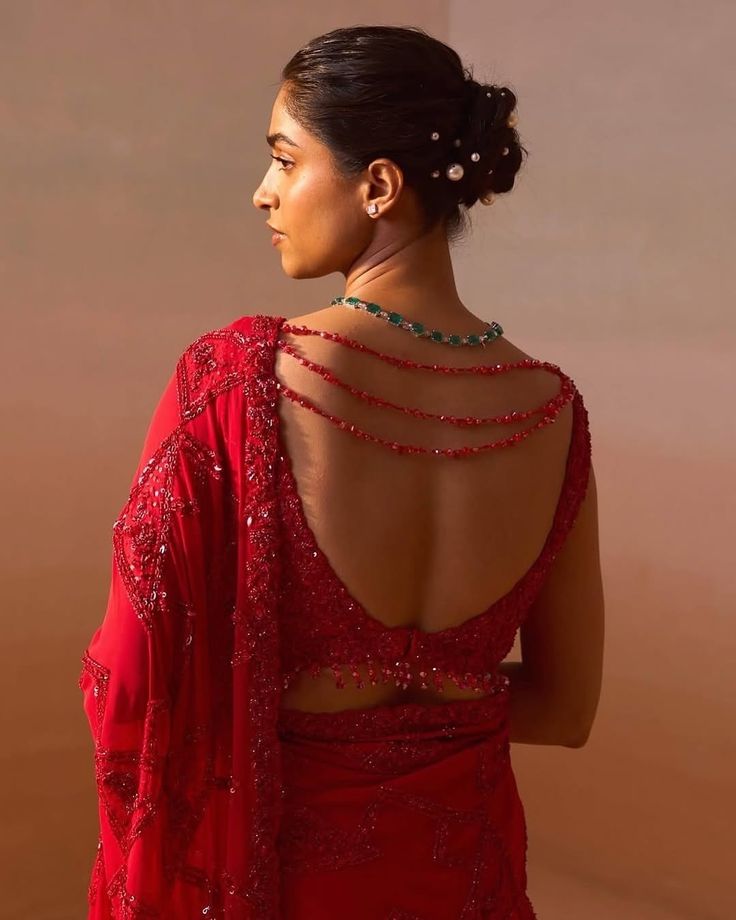 डिजाइनर बैक ओपन ब्लाउज