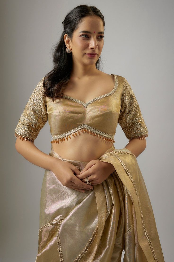 स्लीव्स वाले स्टाइलिश ब्लाउज